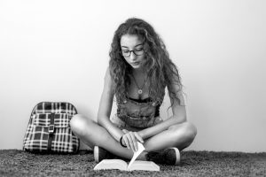 ragazza che legge un libro
